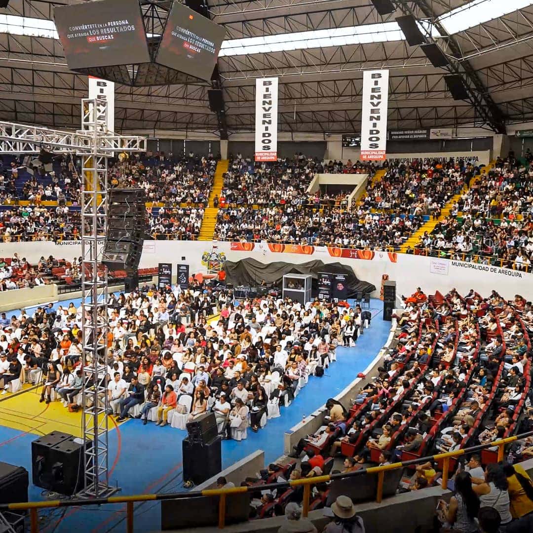 Coliseo de Arequipa lleno de público durante Negocios Inquebrantables