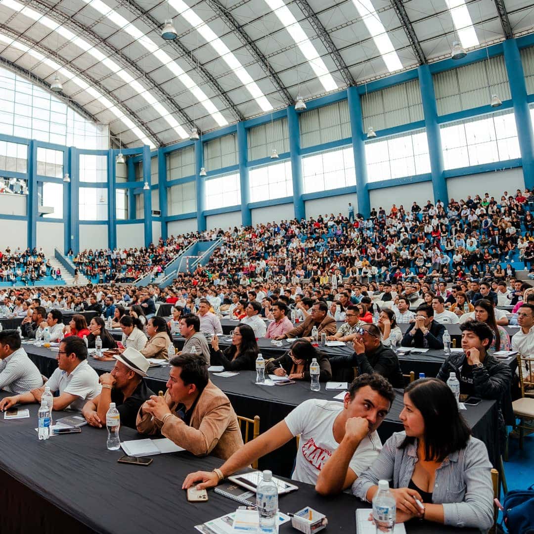 Público sentado en el evento Construye tu Riqueza en Cajamarca