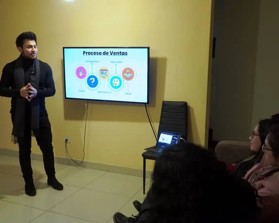 Hugo Herrera explicando el proceso de ventas a un equipo comercial